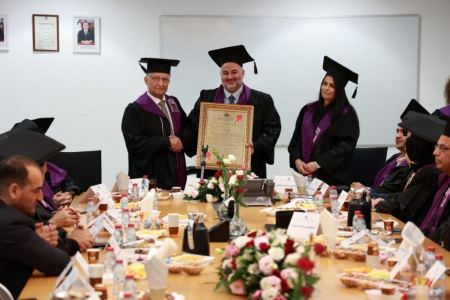 الكلية الأكاديمية العربية للتربية حيفا تكرّم د. منصور عباس وتمنحه الوسام الفخري